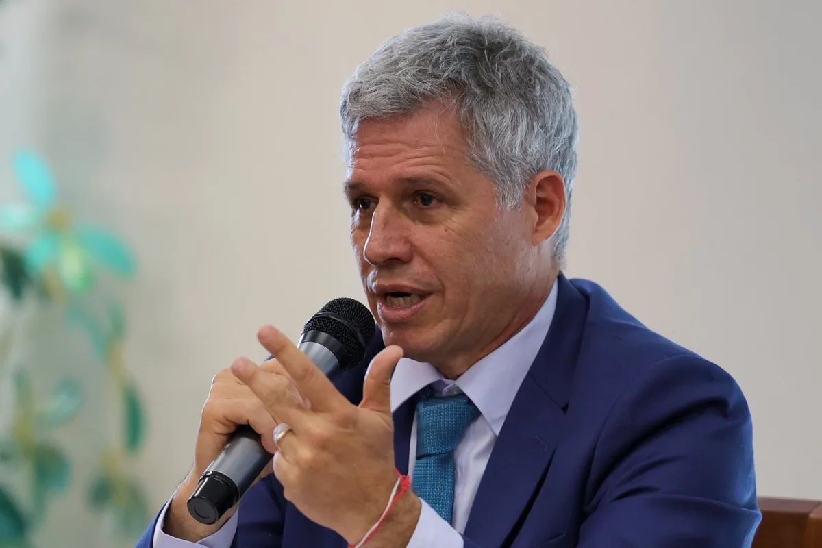 Paulo Teixeira pede que STF investigue Tarcísio em operação ligada ao Dark Horse