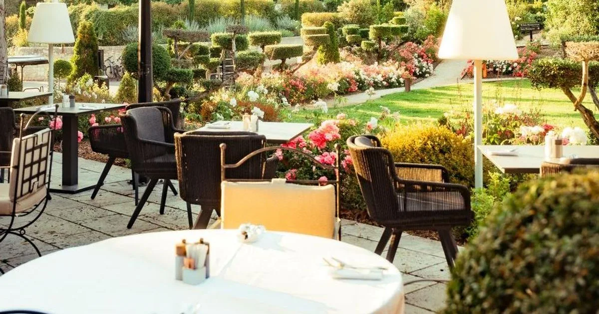 Alexandre Fabris dévoile sa vision de la Provence au restaurant Oria du Vallon de Valrugues, sa table étoilée nichée au cœur des Alpilles