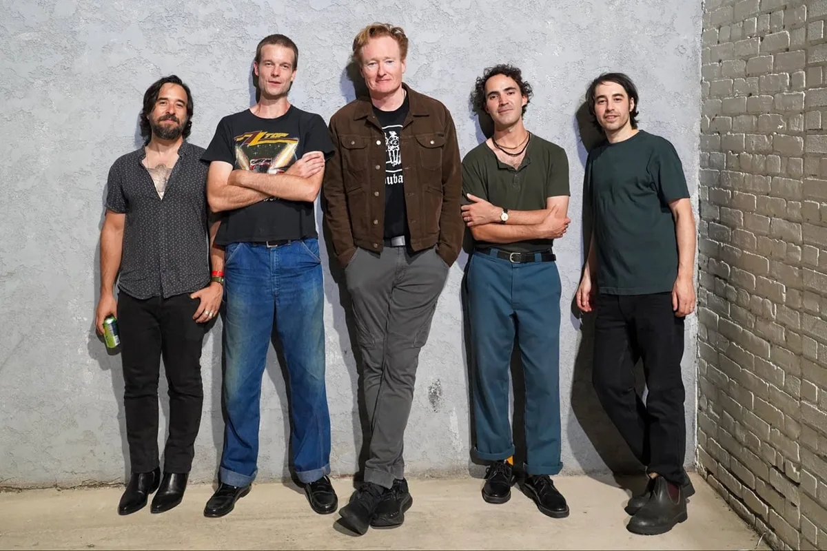 Aos 63 anos, Conan O’Brien estreia nova banda tocando clássicos obscuros do Folk e Rock