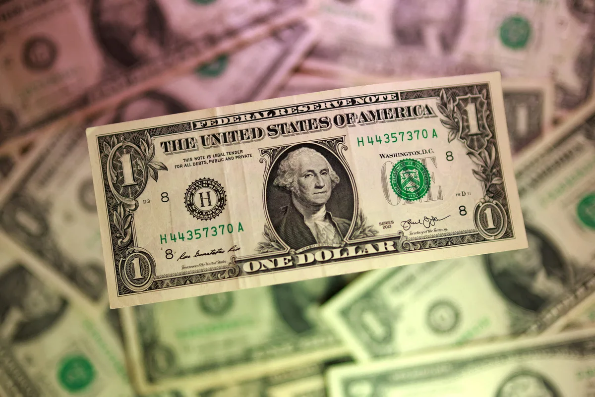 Dólar sobe 2,7% e tem 2ª semana mais forte com eleições e fiscal