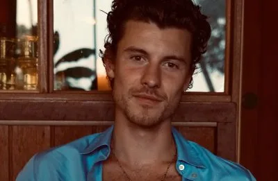 Shawn Mendes posta fotos no Rio de Janeiro ao som dos Novos Baianos