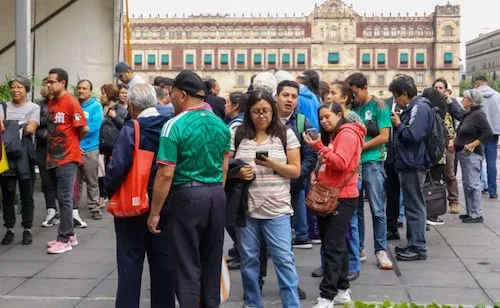 Personas acuden al Zócalo por asesoría ante casos de despojo; buscan recuperar inmuebles en Edomex