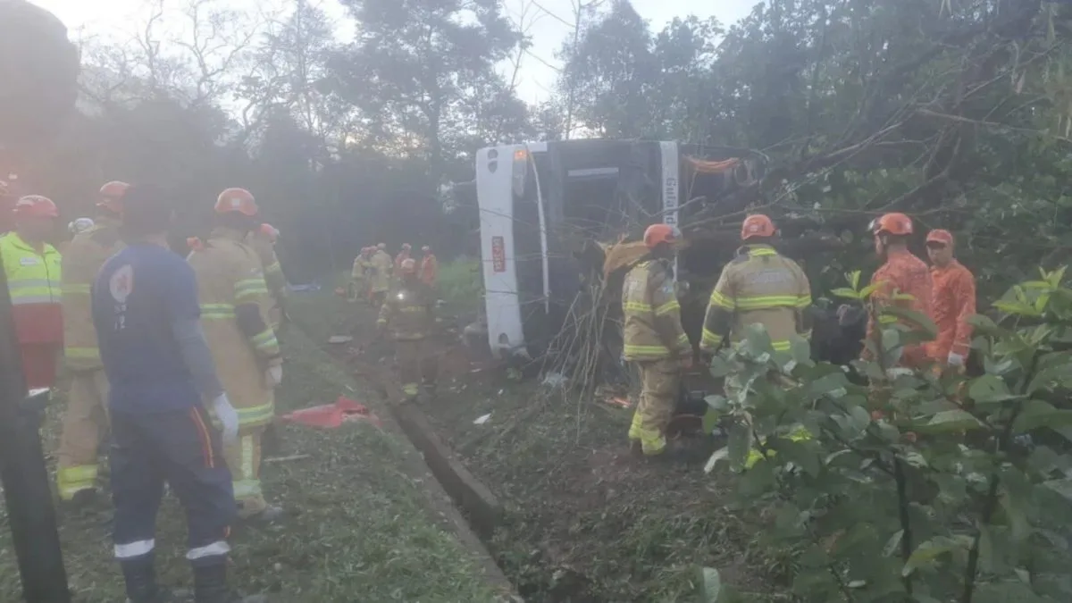 Nove pessoas morrem e outras 40 ficam feridas após ônibus de turismo tombar em rodovia na região serrana do RJ
