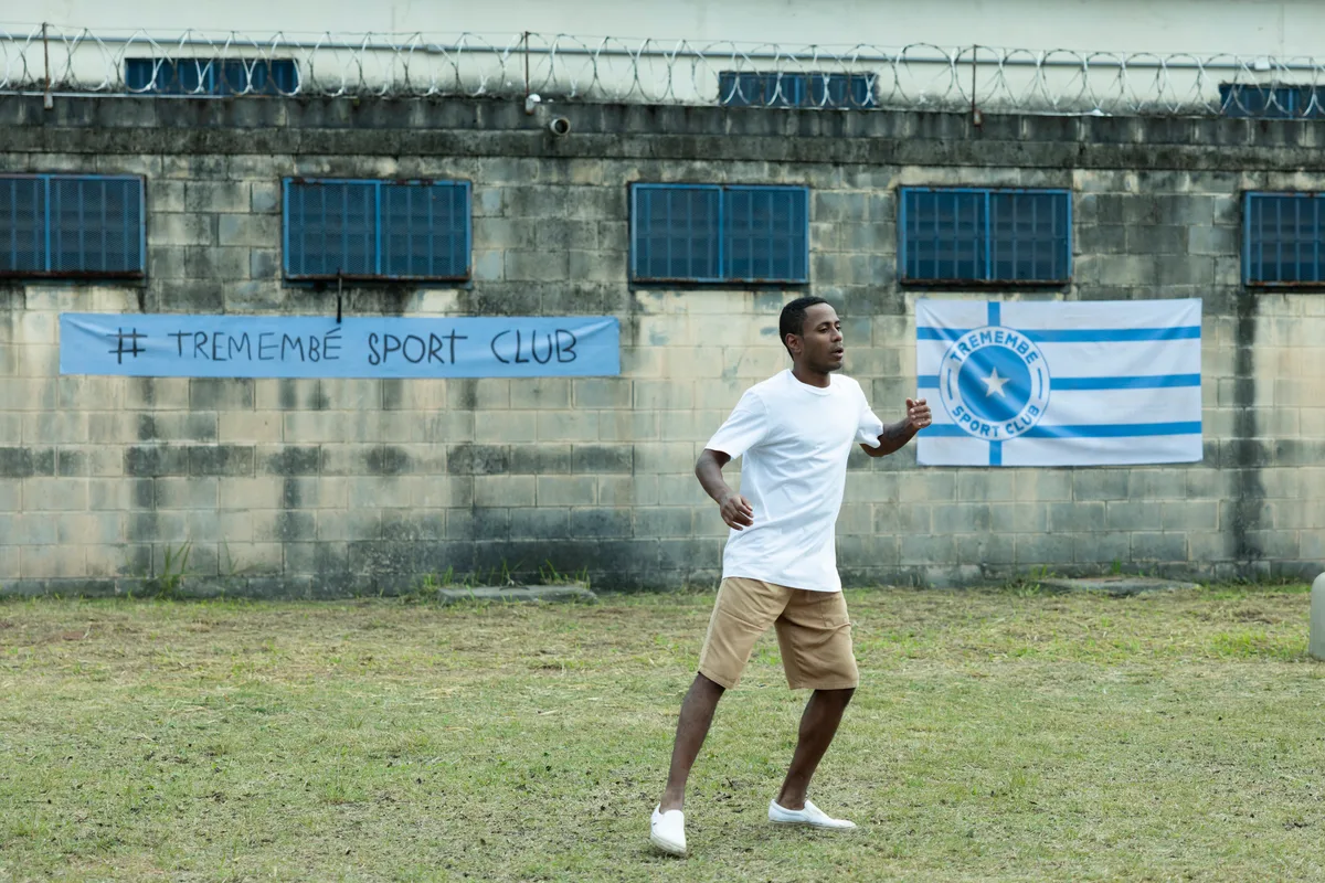 Veja as imagens de Ícaro Silva como Robinho na série ‘Tremembé’