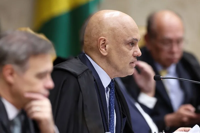 Alexandre de Moraes manda expedir mandado de prisão para Eduardo Bolsonaro