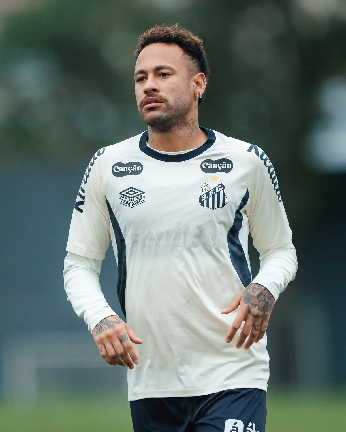 Livre do sintético, mas pendurado: Neymar volta ao Santos em busca de sequência inédita