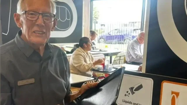 Funcionário do McDonald's de 91 anos torna-se viral. "Mantém-me vivo"