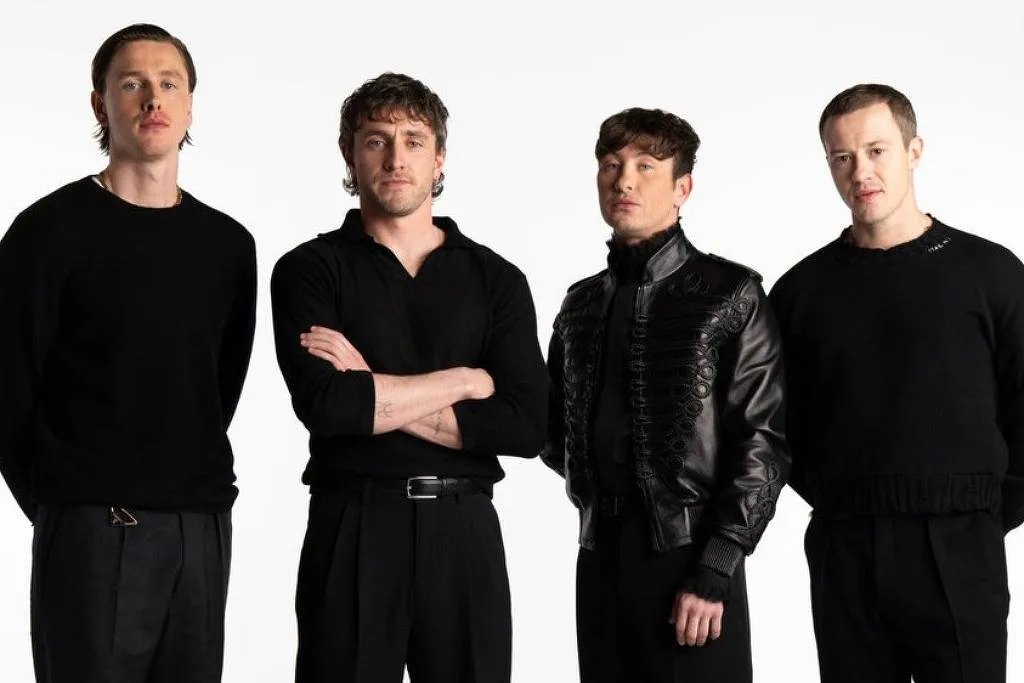 Atores de cinebiografia dos Beatles recriam a famosa capa do disco 'Abbey Road'
