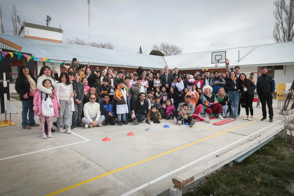 Ford remodeló una escuela en Chubut y realizó un encuentro con estudiantes de otra iniciativa educativa en su planta