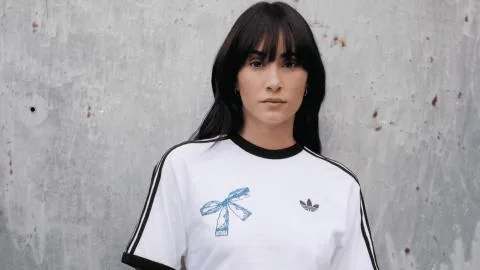 La nueva colección de Aitana con adidas recupera las Superstar que marcaron una generación