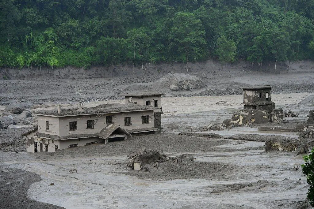 As imagens de satélite do Nepal que mostram o antes e depois das áreas destruídas pela enxurrada