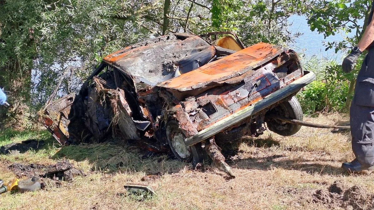 Oldenburg: Angler entdeckt mehrere Jahrzehnte altes Autowrack im See
