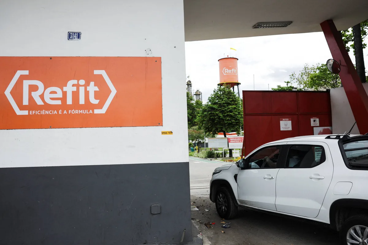 Empresa ligada � Refit disputa base de combust�veis no Rio com outras quatro distribuidoras
