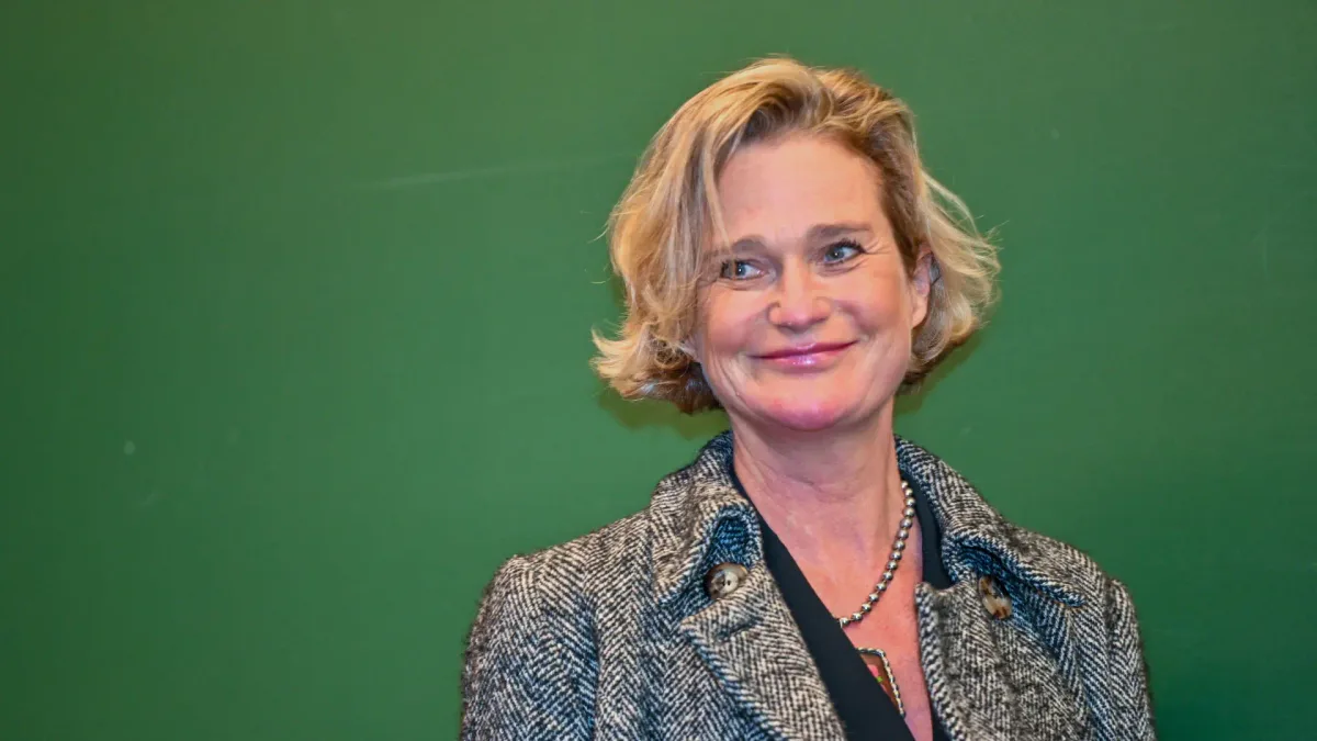 Un supermercado venderá un cuadro de la princesa Delphine de Bélgica, nacida en una relación extramatrimonial del rey Alberto