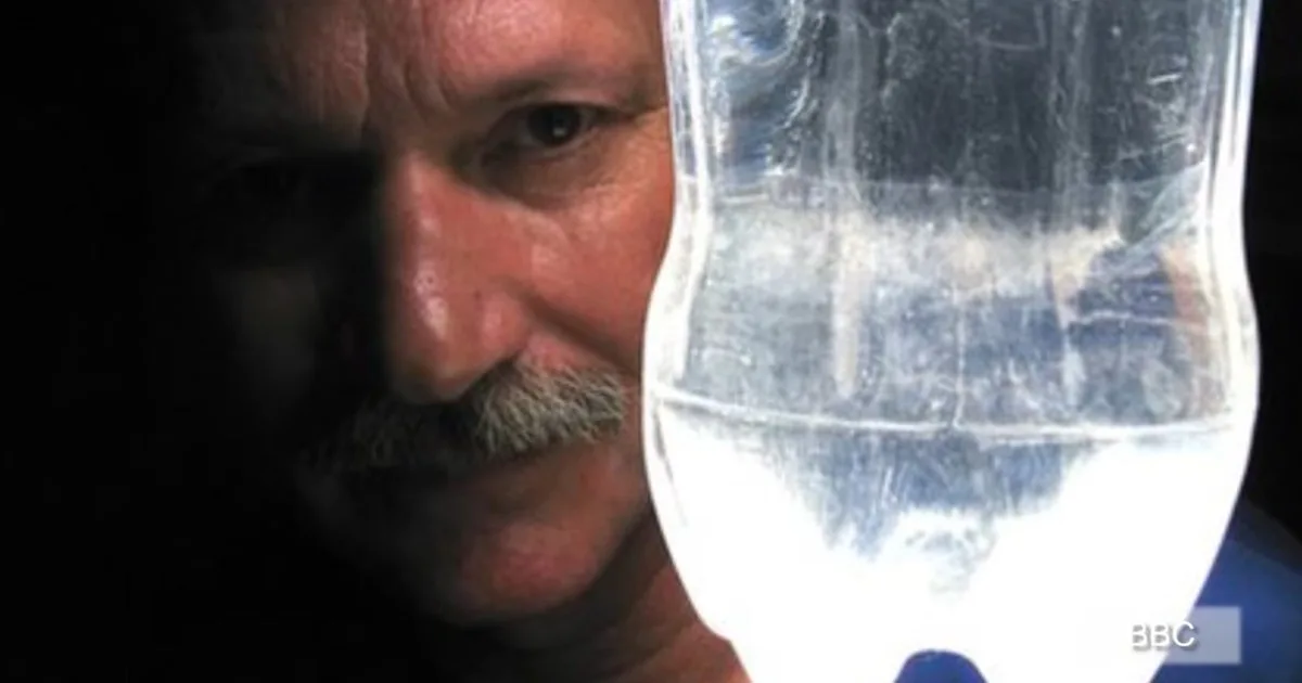 Expertos explican cómo una botella de plástico colocada en el techo puede transformar la luz solar en iluminación natural dentro de una habitación oscura