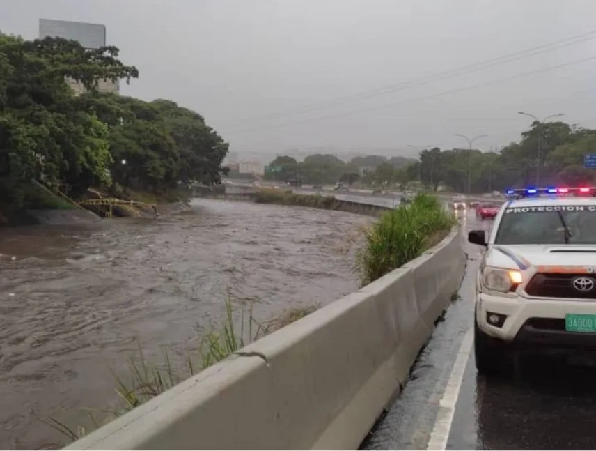 El río Guaire registró cinco crecidas en agosto por lluvias