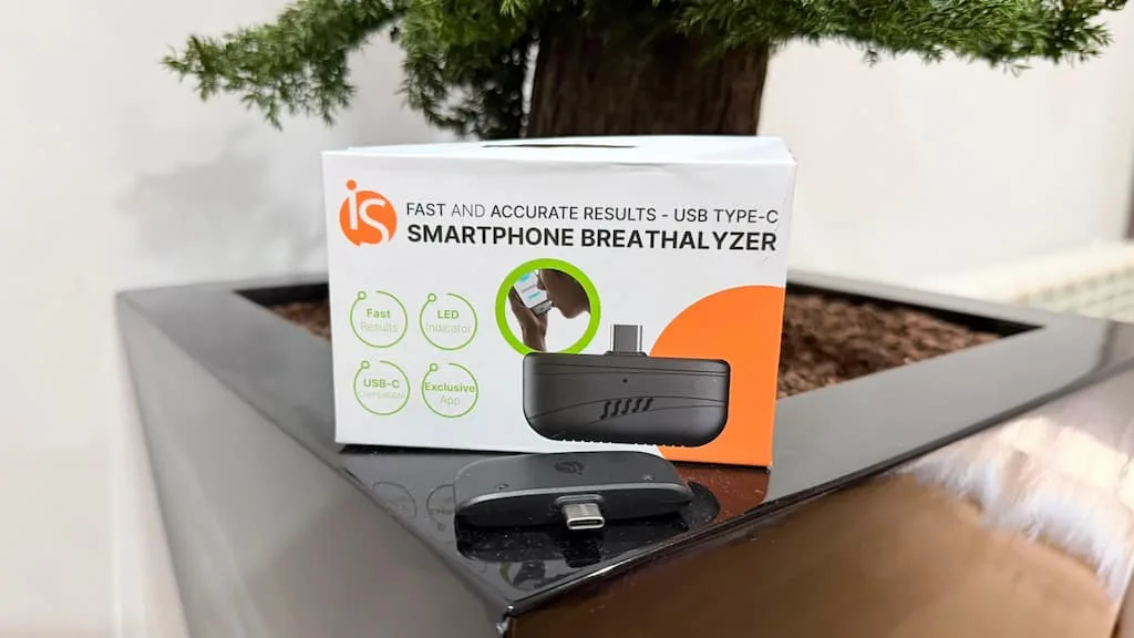 Este pequeno gadget transforma o smartphone num alcoolímetro