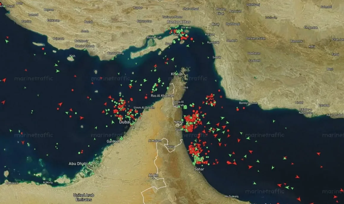 El tránsito por el estrecho de Ormuz cayó casi 20% mientras vence sin acuerdo el plazo de 60 días de Trump a Irán