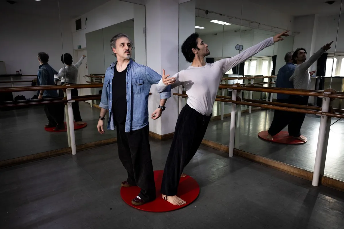 “Volar roto”: biografía escénica de un bailarín imbatible y tenaz