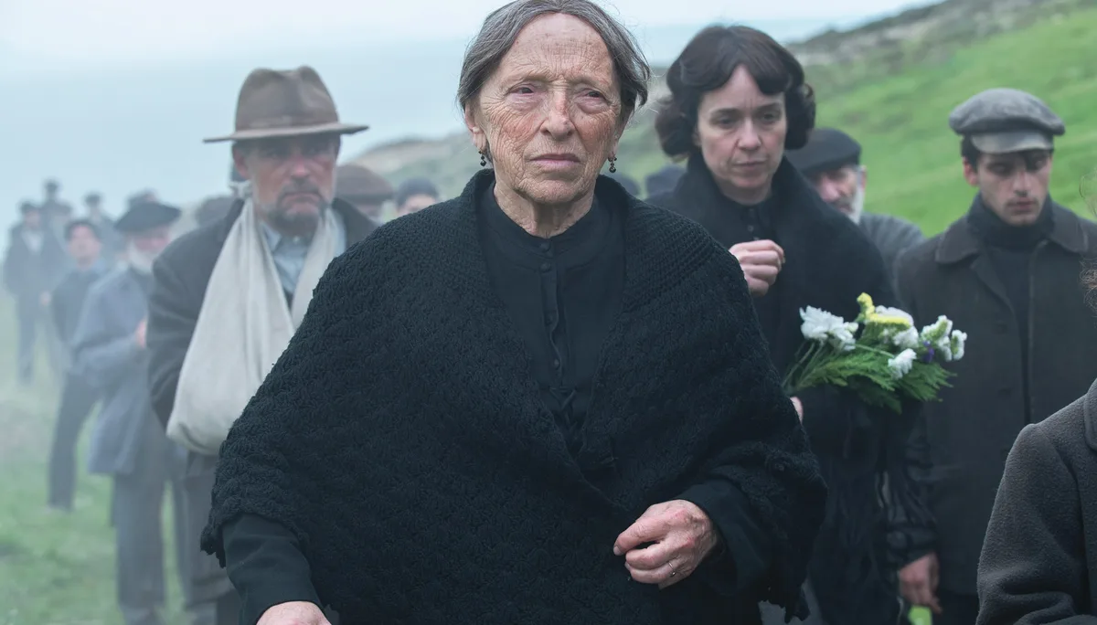 La película española ambientada en los años 30 del siglo XX con un reparto de lujo y una puesta en escena brillante: "Una oscura fábula anticapitalista"