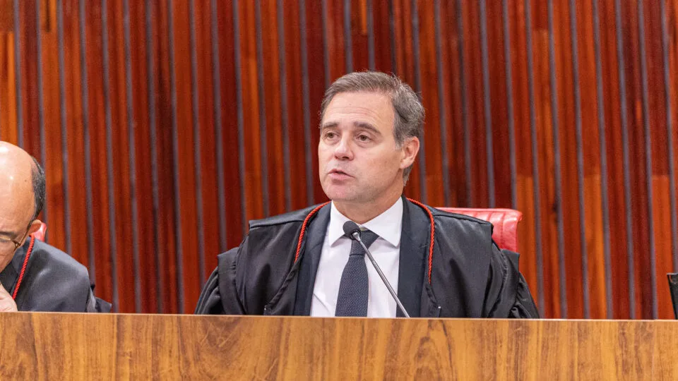Mendonça manda remover deepfake que associa Flávio a Vorcaro e propõe nova regra