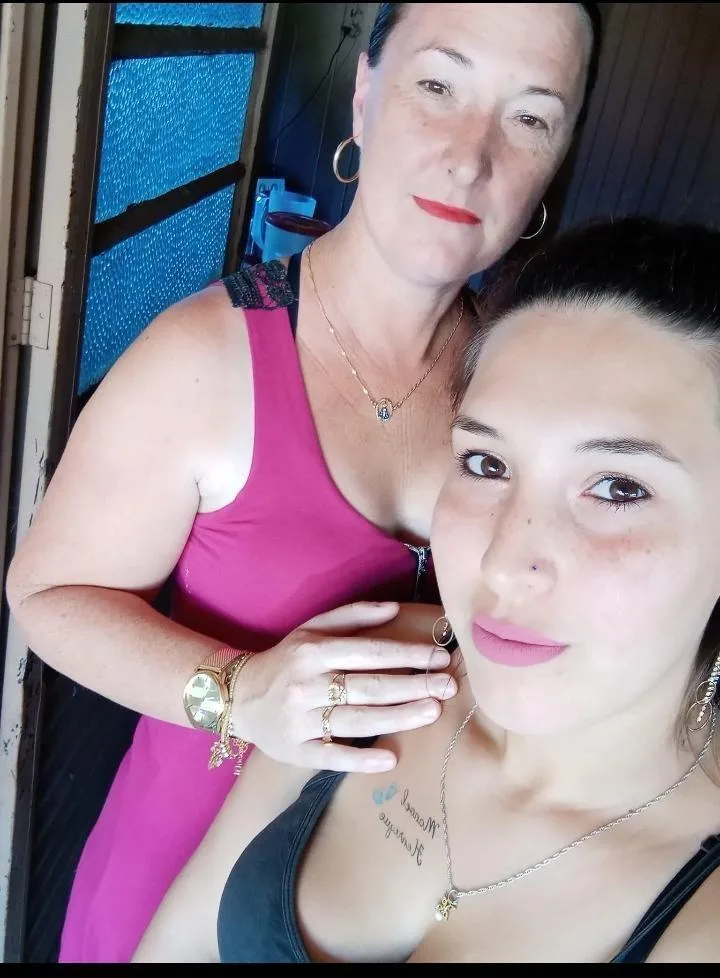 'Minha mãe morreu de novo': a jovem que presenciou o pai matar a mãe e agora vê o tio como suspeito de outro feminicídio na família