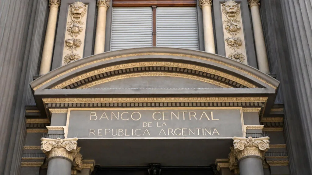 Envoi des lingots de la réserve nationale à l'étranger, spéculation sur l'or: la gestion de la Banque centrale argentine fait polémique