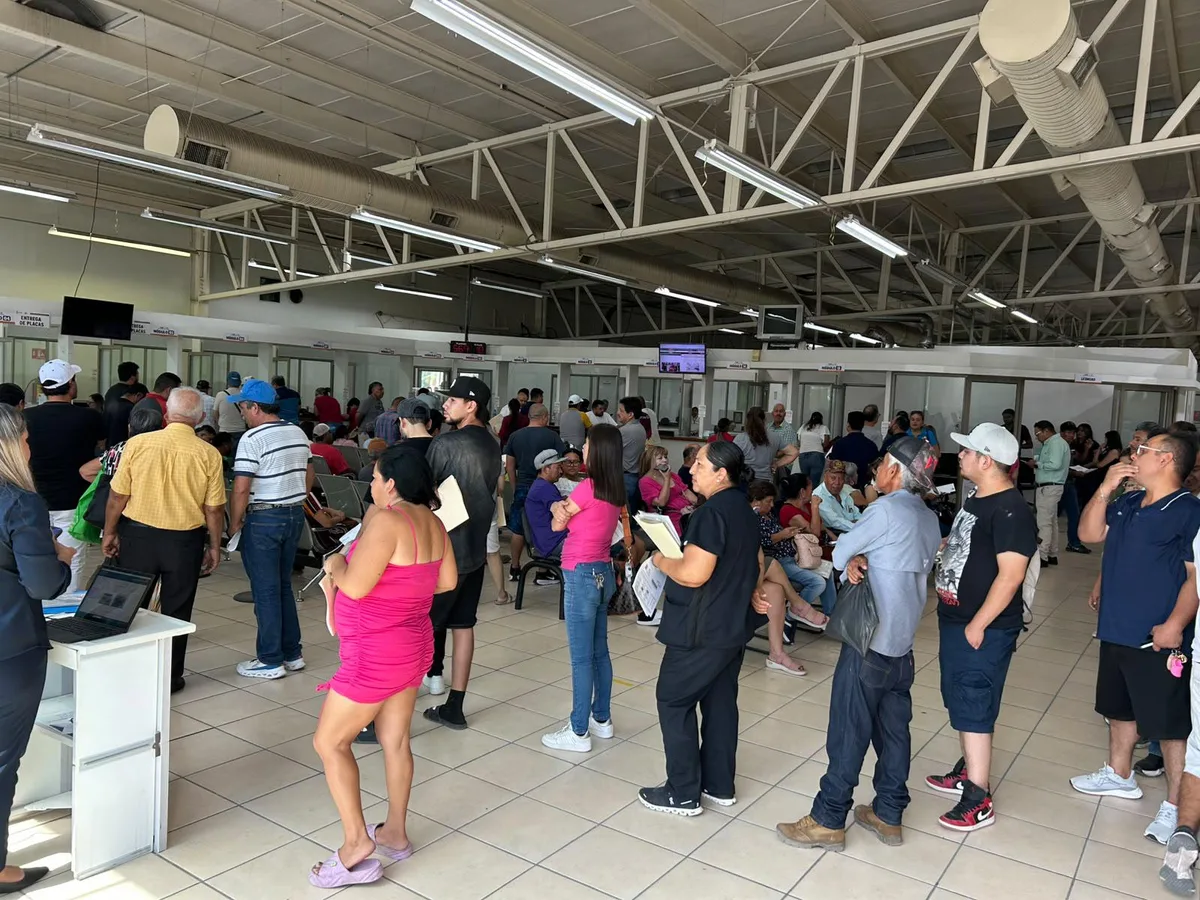 Largas filas en Monclova; aprovechan el 50% de descuento en control vehicular