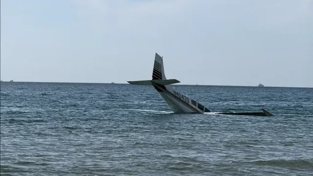 Aeronave amara de emergência em plena praia na Florida. Piloto saiu ilesa
