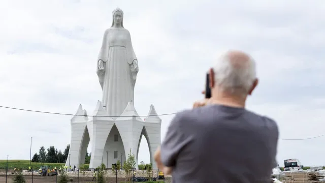 Polónia inaugura a maior estátua da Virgem Maria na Europa. E há imagens