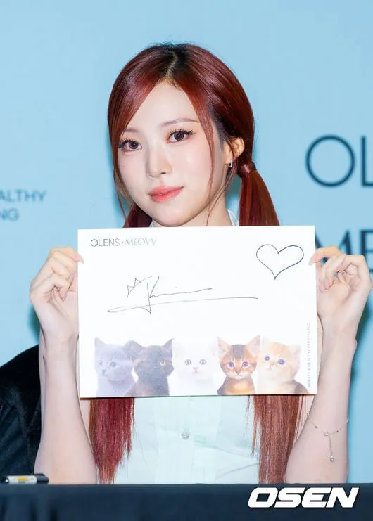 [사진]미야오 나린,'백옥 피부 뽐내며 사인 자랑'