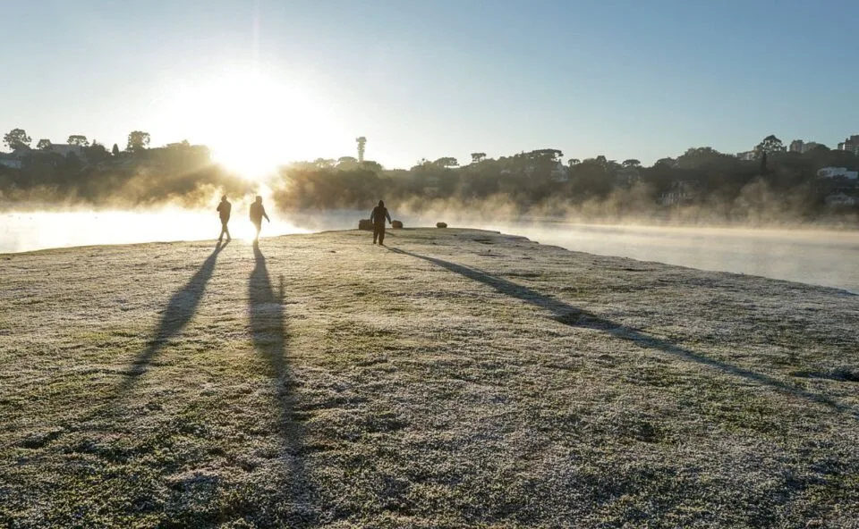 Frio se intensifica em Curitiba e Paraná tem risco de geada antes da volta da chuva; veja previsão
