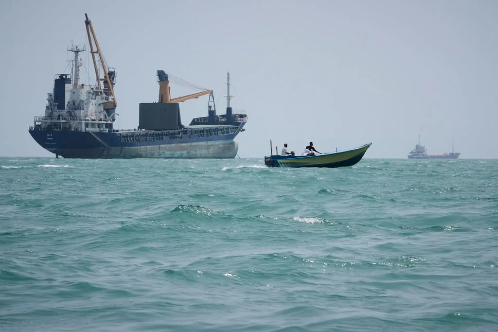Irán ataca buque de Togo en Estrecho de Ormuz y lanza amenaza: ‘Si cruzan sin permiso serán destruidos’