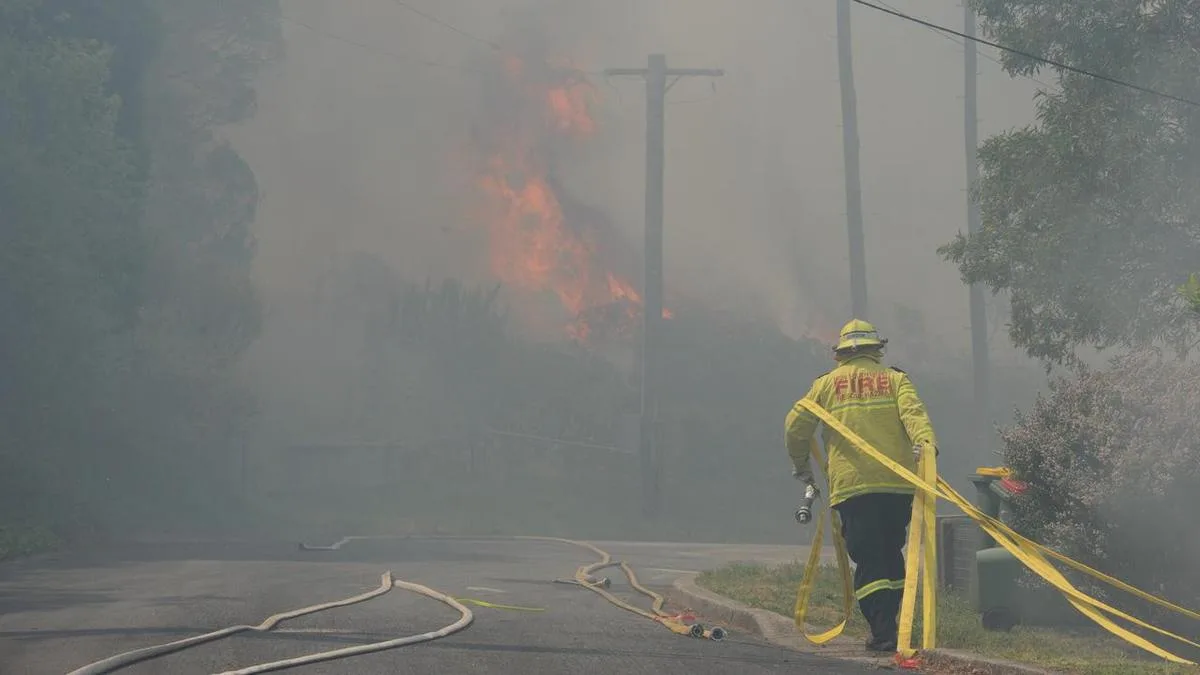 Outback township residents on bushfire alert as blaze burns on Darwin River Road