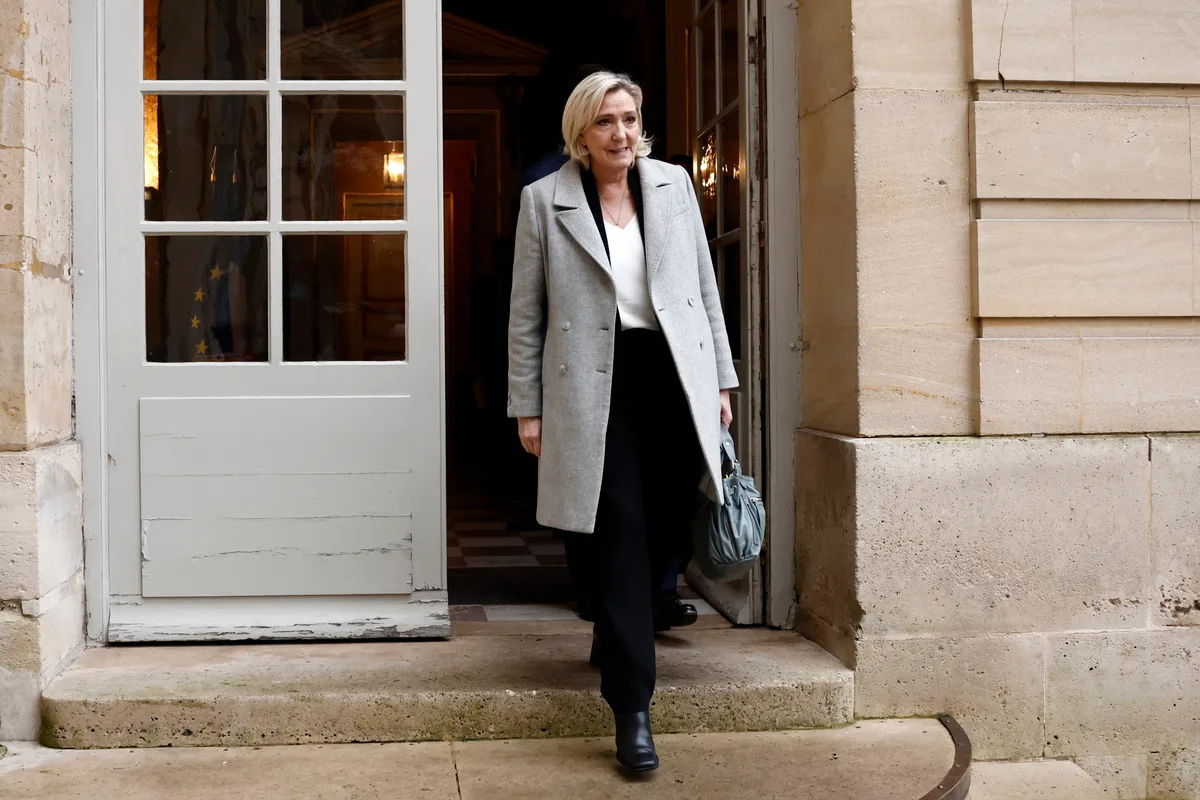 Le Pen lidera sondagens para presidenciais em França entre cerca de 30 candidatos