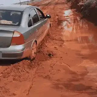 Trator faz “plantão” em estrada de assentamento que vira atoleiro na chuva
