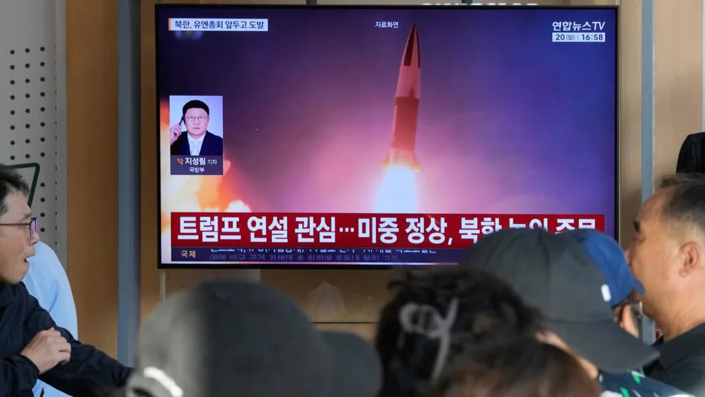 Coreia do Norte realiza novos testes de mísseis balísticos após rejeitar resolução da AIEA