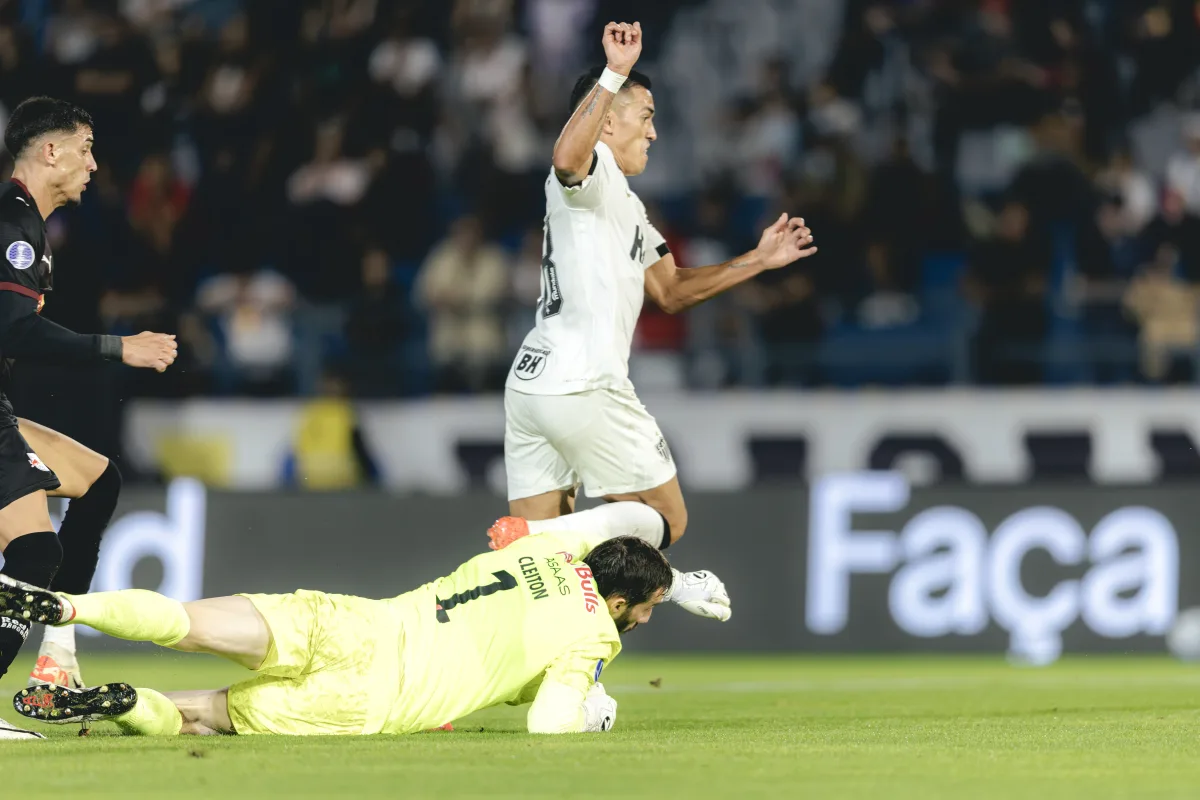 Tomás Cuello aproveita falha bizarra de Cleiton para marcar gol da vitória do Atlético-MG