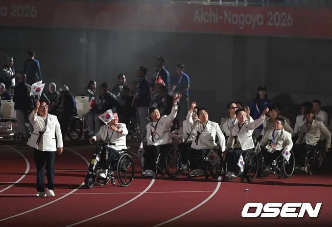 [사진]개회식 입장하는 한국 대표팀