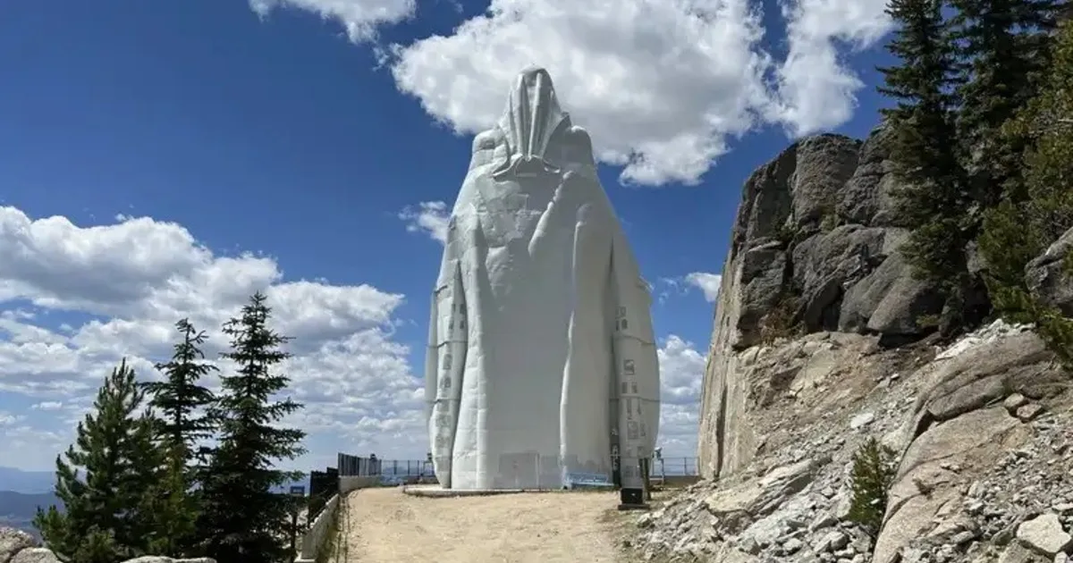 En 1979, un electricista de Montana prometió construir una estatua si su esposa sobrevivía al cáncer: seis años después, una figura de más de 27 metros y 57 toneladas se erigía en la localidad de Butte