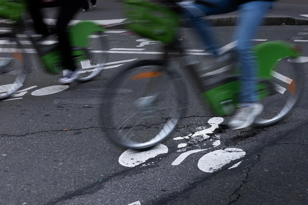A Paris, un automobiliste poignarde un cycliste après un différend sur la route, son pronostic vital engagé