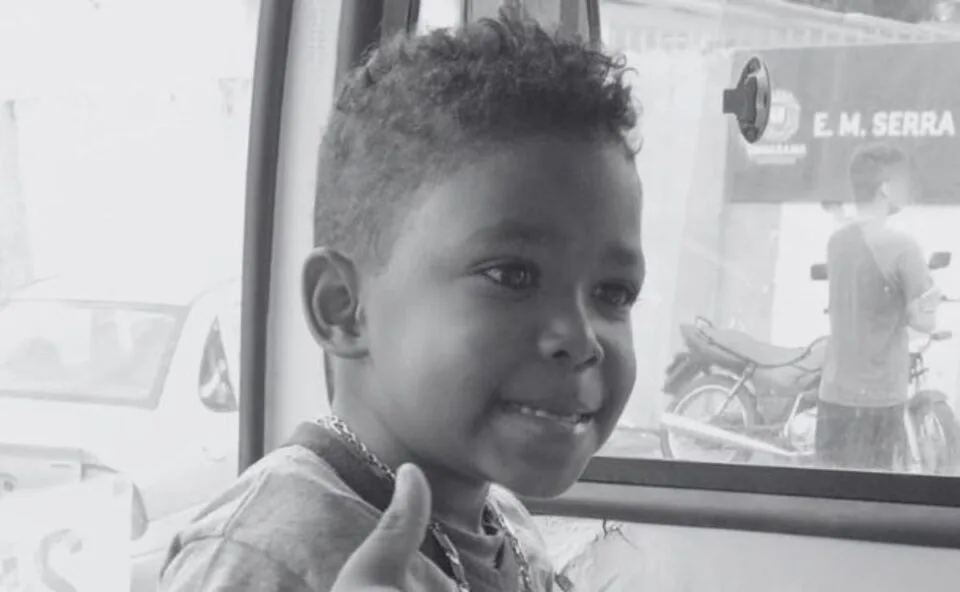 Menino de 5 anos que morreu soterrado enquanto brincava em obra de açude é identificado