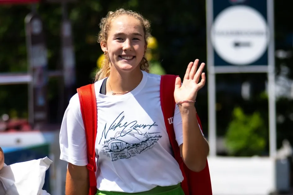 Мирра Андреева погуляла с командой по Нью-Йорку перед US Open