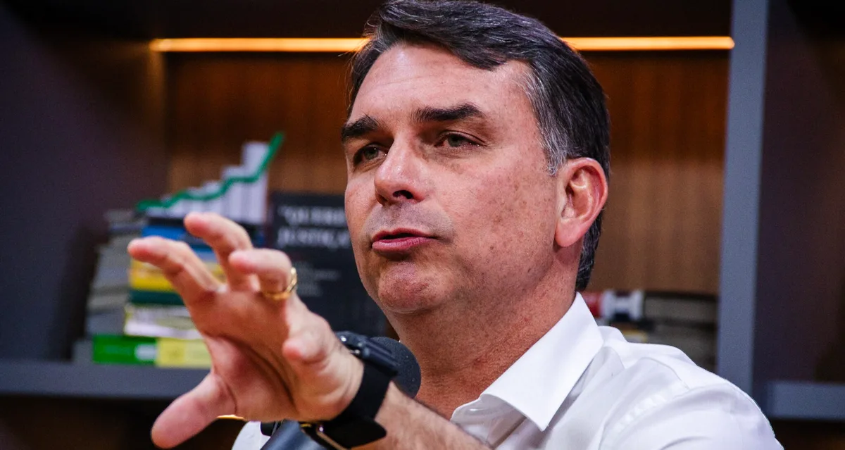 Campanha de Flávio Bolsonaro prepara nova regra fiscal com aperto maior de gastos em caso de dívida alta, dizem fontes
