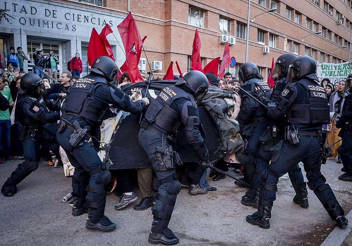 Cargas policiales y cinco detenidos en la protesta por la educación pública en Madrid