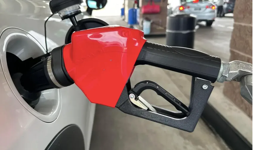 Venezuela produce al menos 100.000 barriles diarios de gasolina