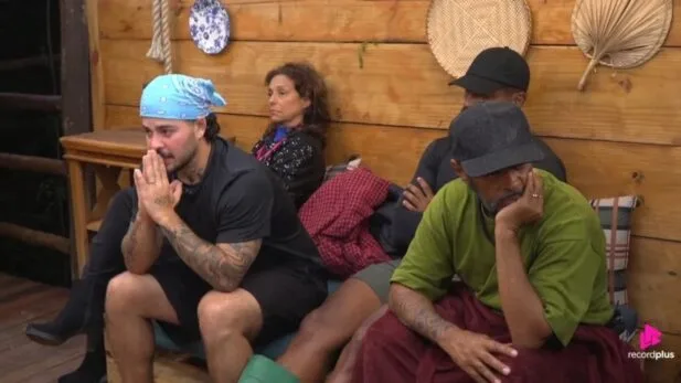 A Fazenda 18: Jottapê desiste do reality após promessa e peões ficam em choque com anúncio; assista ao momento A Fazenda 18: Jottapê desiste do reality após promessa e peões ficam em choque com anúncio; assista ao momento (Reprodução/Record)