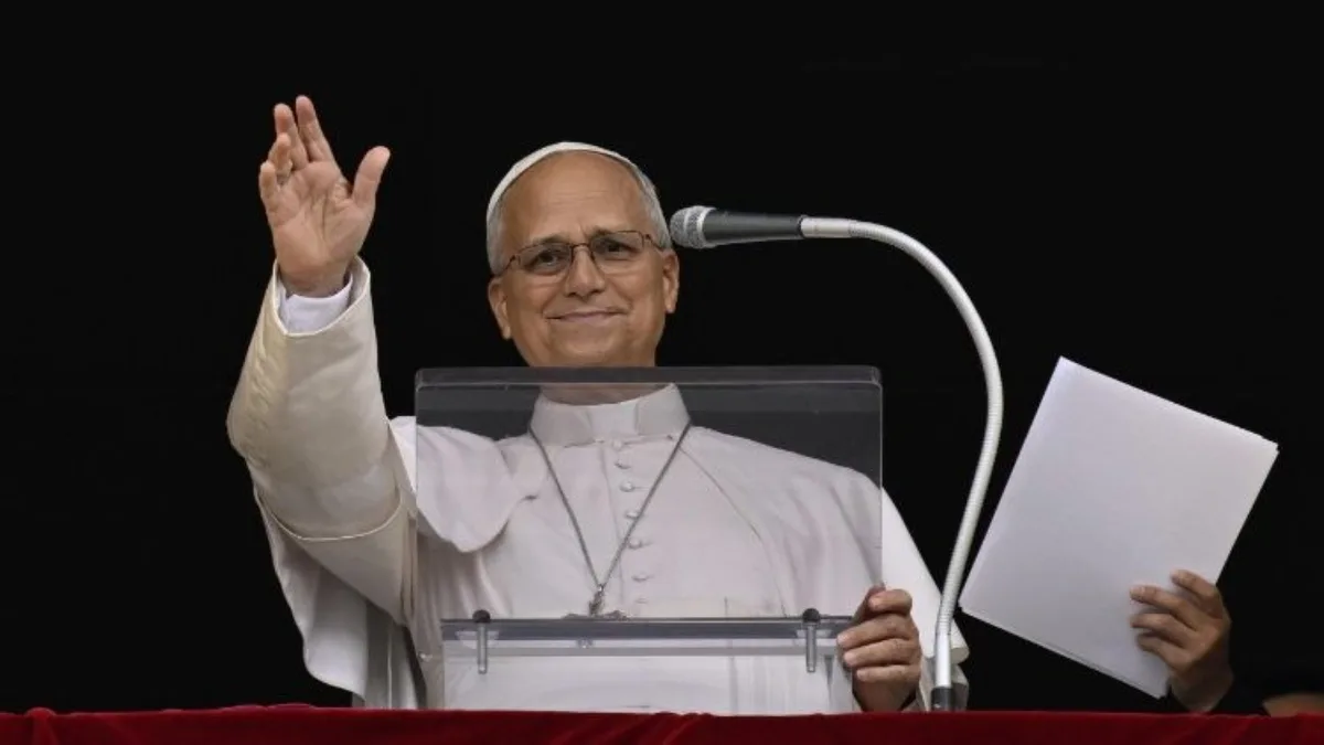 Papa Leão XIV realiza a oração do Angelus no Vaticano após deixar hospital