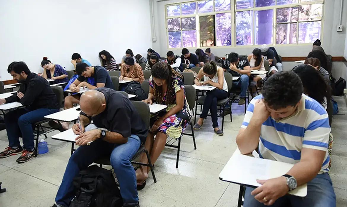 Encceja será aplicado no próximo domingo; candidatos já podem consultar locais de prova