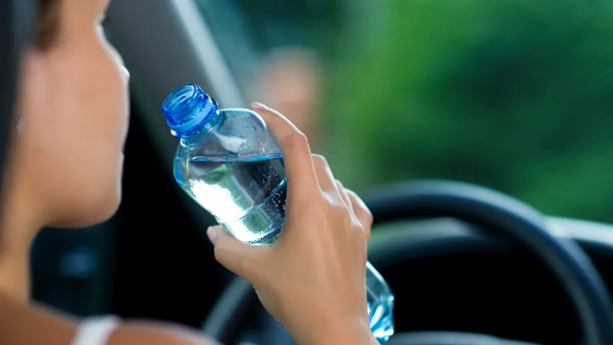 Pode beber a água que ficou vários dias dentro do carro?